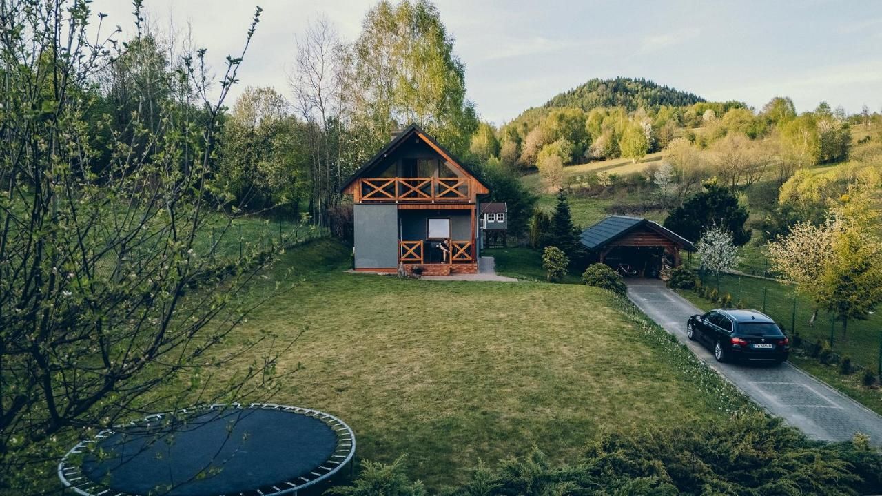 Zacisze z ogrodem na tle zielonych wzgórz