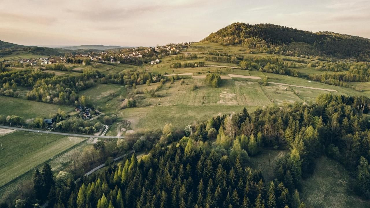 Zielone wzgórza i zabudowania w otoczeniu Krzeszowa
