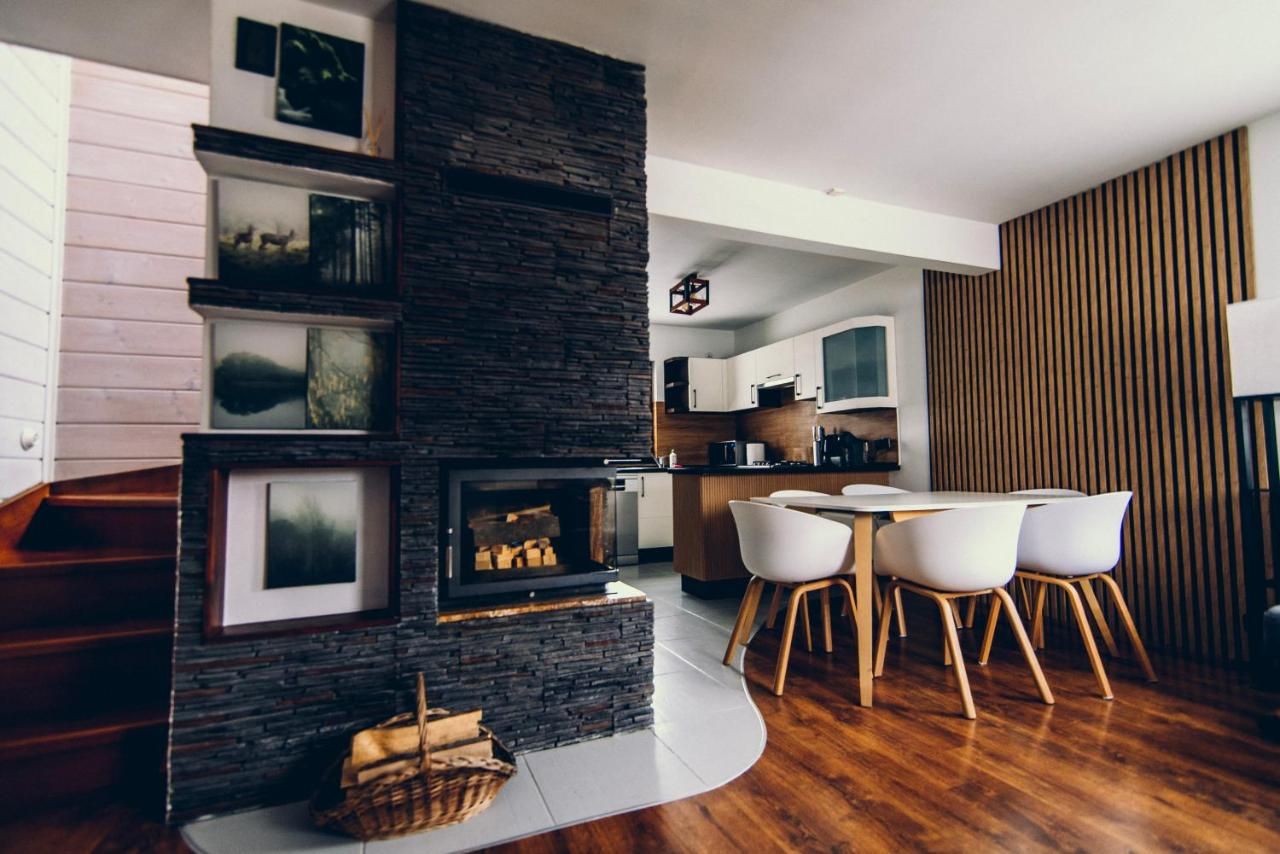 Przytulny salon z kominkiem, jadalnią i kuchnią